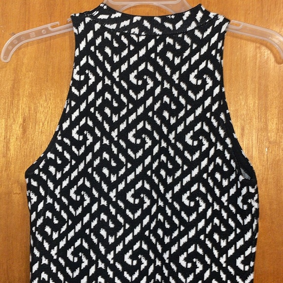 •WHITE HOUSE BLACK MARKET•NWOT BLACK & WHITE SLEEVELESS HALTER SWEATER BLOUSE XS - Picture 13 of 14